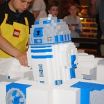 lego-r2-d2-sculpture-halfway-4 lego-r2-d2-sculpture-halfway-4